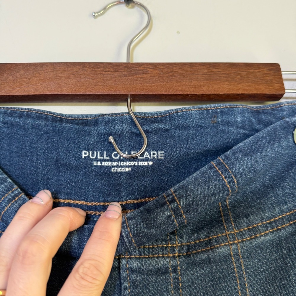 Chico's Pull-On Flare Sailor Button Wide Leg Jeans Size 8P Dark Wash Blue - Picture 3 of 3